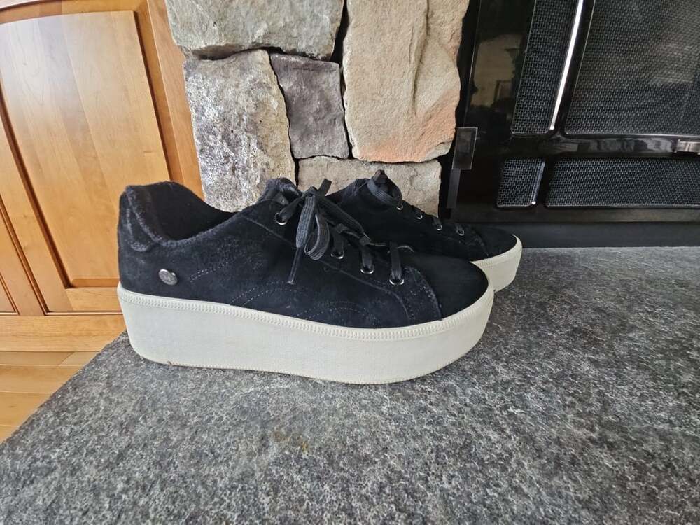Skechers Martha Stewart Plateau Size 9.5 womens Black Suede Platform Sneakers
